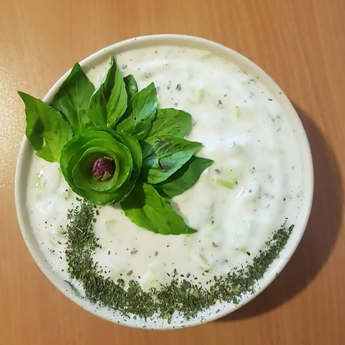تزیین ماست و خیار مجلسی زیباآموزش تزیین ماست و خیار راحتماست و خیار قالبی برای مهمانیتزیین ماست با خیار حلقه‌ایماست و خیار برای سفره عقدتزیین ساده ماست و خیار سنتی