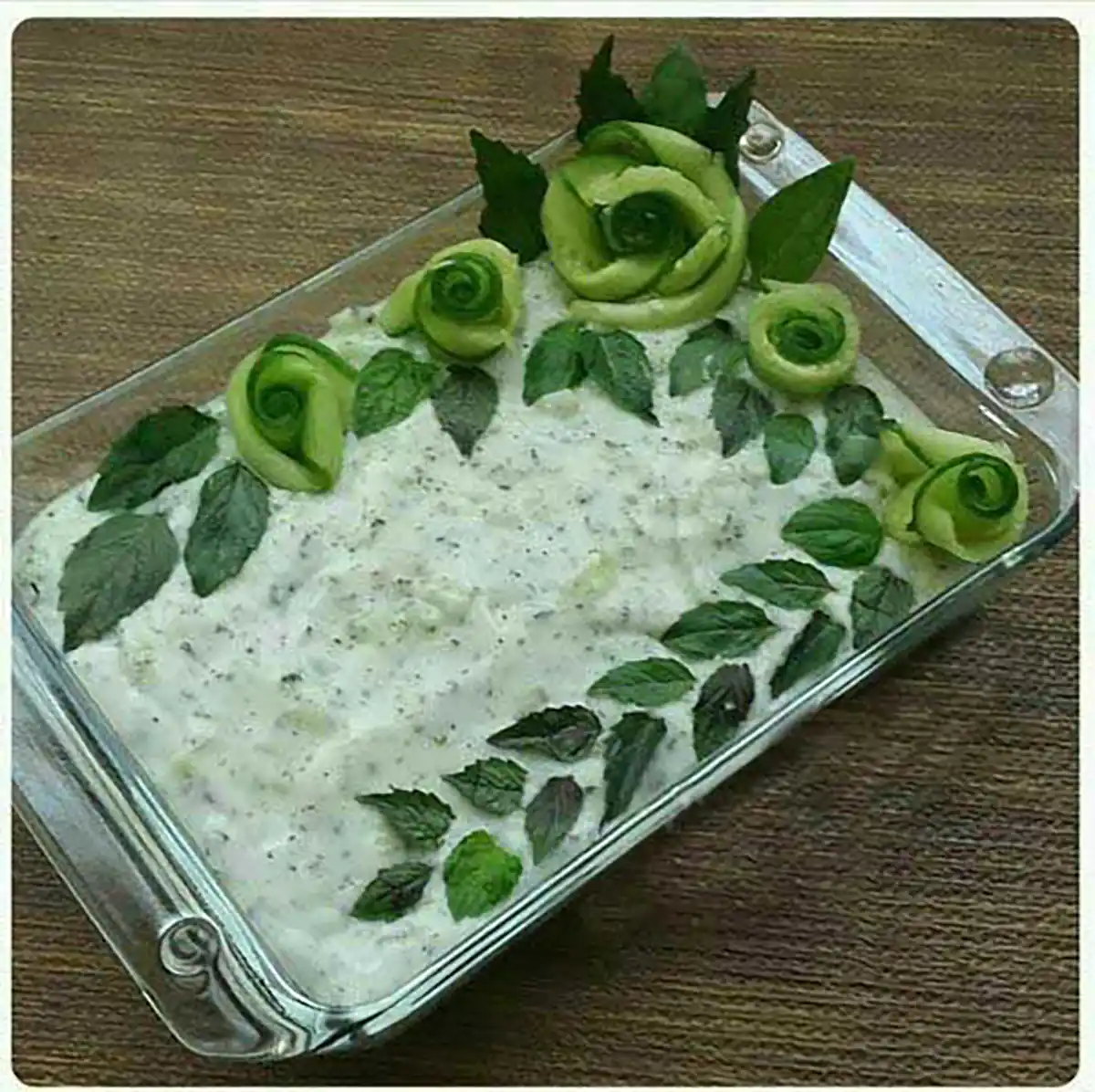 تزیین ماست و خیار مجلسی زیباآموزش تزیین ماست و خیار راحتماست و خیار قالبی برای مهمانیتزیین ماست با خیار حلقه‌ایماست و خیار برای سفره عقدتزیین ساده ماست و خیار سنتی