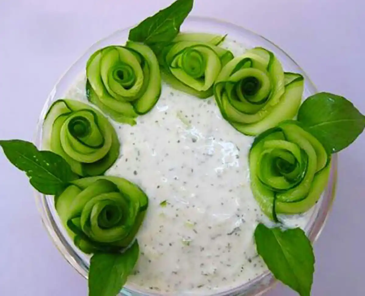 تزیین ماست و خیار مجلسی زیباآموزش تزیین ماست و خیار راحتماست و خیار قالبی برای مهمانیتزیین ماست با خیار حلقه‌ایماست و خیار برای سفره عقدتزیین ساده ماست و خیار سنتی