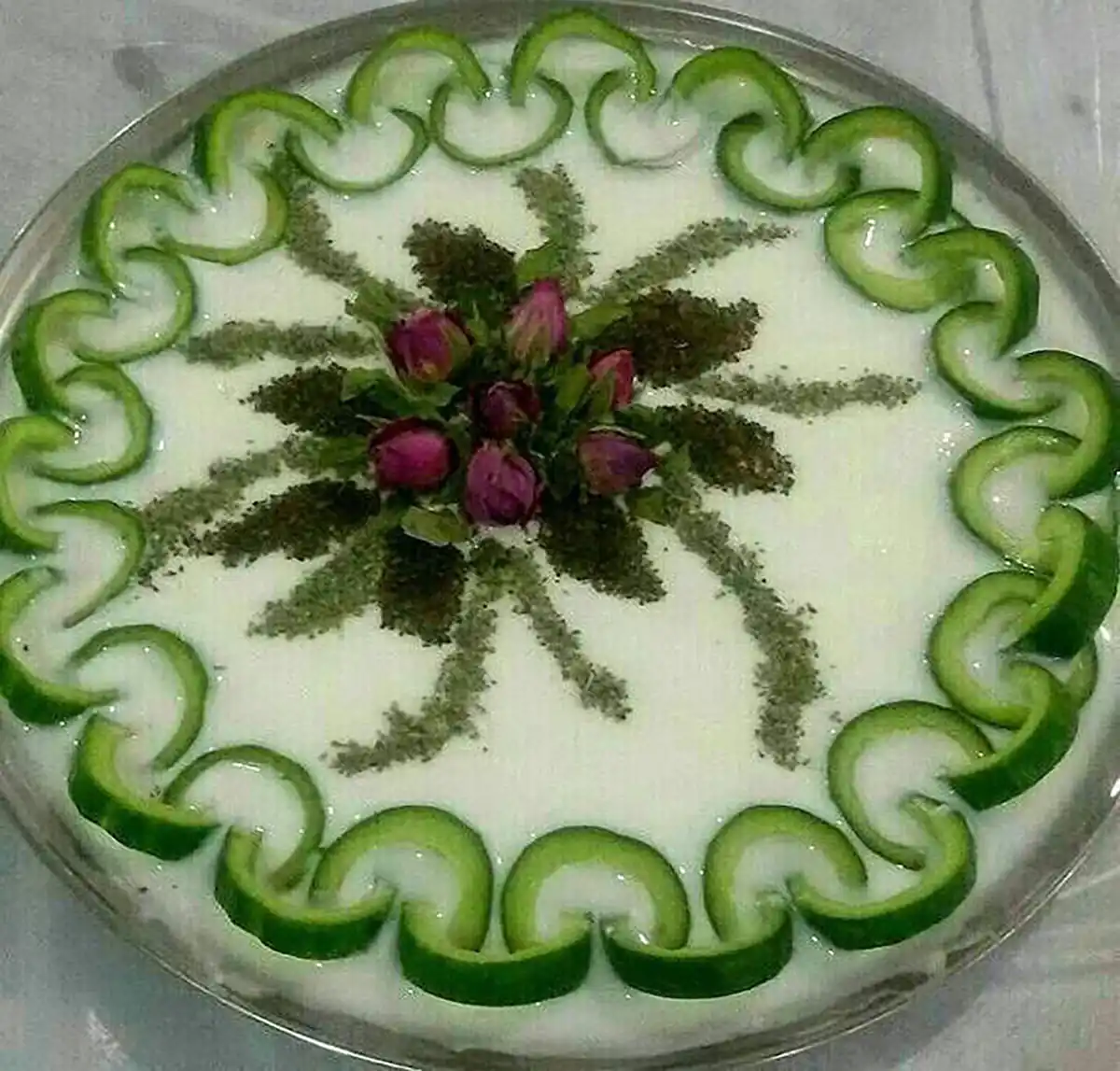 تزیین ماست و خیار مجلسی زیباآموزش تزیین ماست و خیار راحتماست و خیار قالبی برای مهمانیتزیین ماست با خیار حلقه‌ایماست و خیار برای سفره عقدتزیین ساده ماست و خیار سنتی