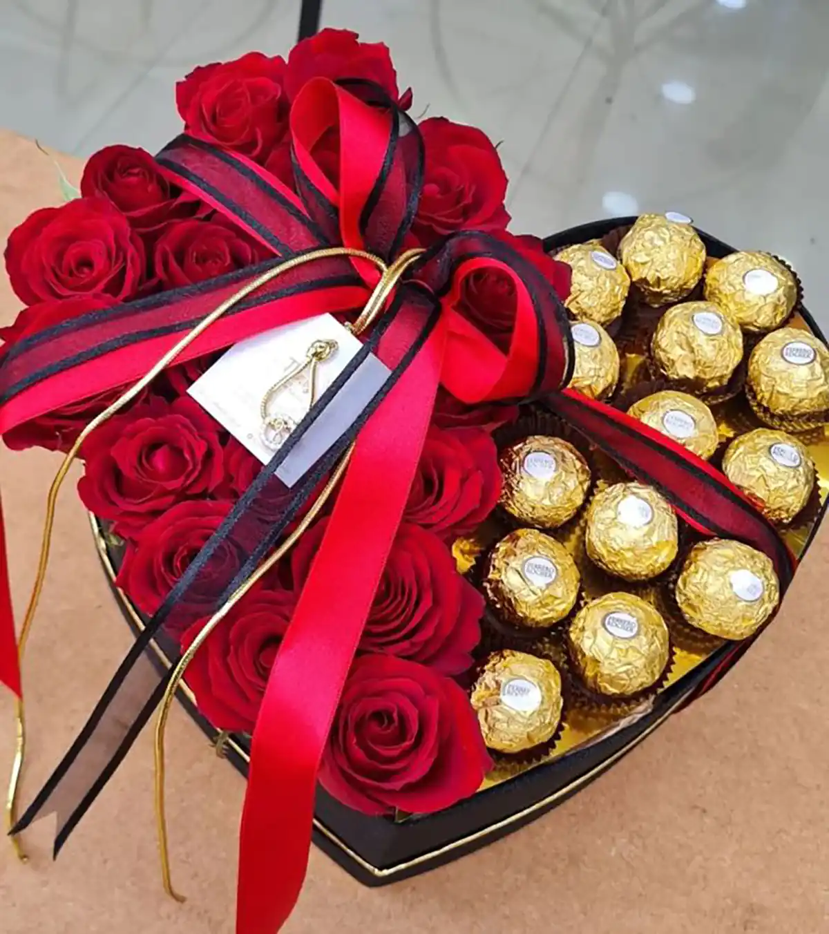 بوکت گل چیست؟دسته گل لاکچری برای هدیهدسته گل ساده و شیکبوکت گل هدیه برای مناسبت‌هاخرید دسته گل هدیه شیکطراحی دسته گل برای هدیه