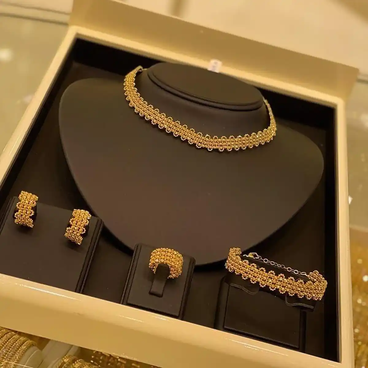 سرویس طلا لاکچری
سرویس طلا ظریف
سرویس طلا سفید
قیمت سرویس طلا عروس ۱۴۰۲
سرویس طلا بدون نگین
