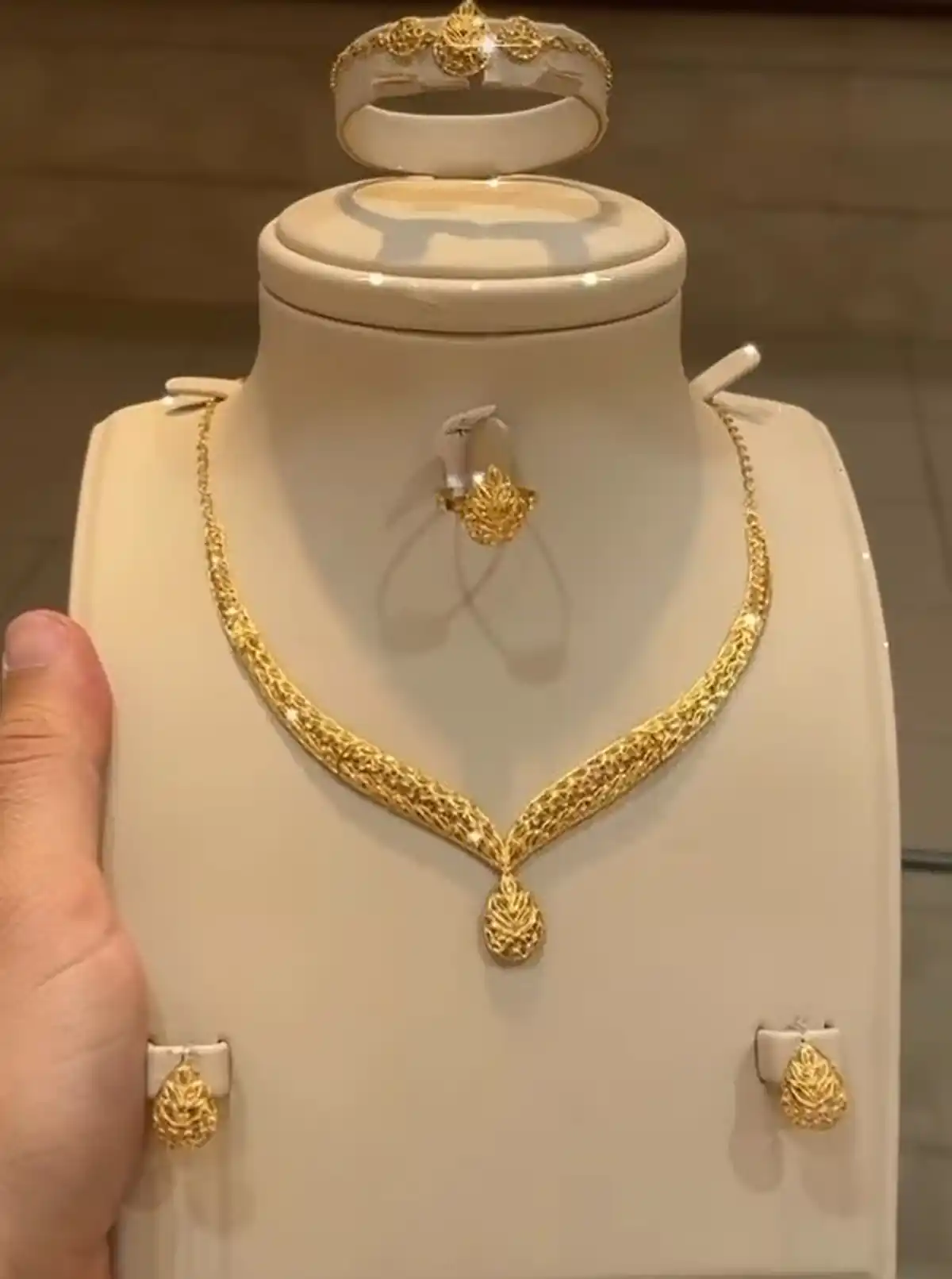 سرویس طلا لاکچری
سرویس طلا ظریف
سرویس طلا سفید
قیمت سرویس طلا عروس ۱۴۰۲
سرویس طلا عروس جدید
