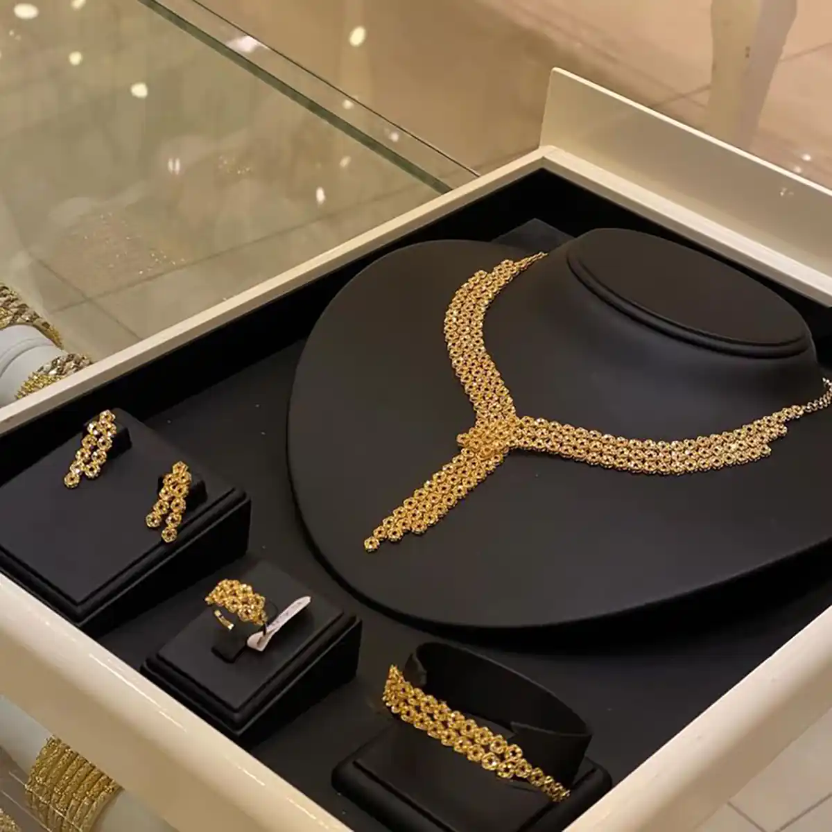 سرویس طلا لاکچری
سرویس طلا ظریف
سرویس طلا سفید
قیمت سرویس طلا عروس ۱۴۰۲
سرویس طلا عروس جدید
