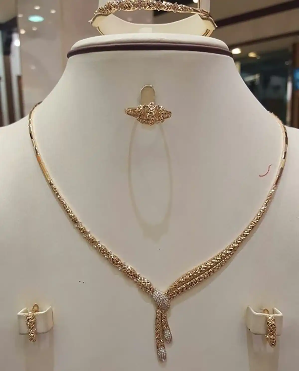 سرویس طلا لاکچری
سرویس طلا ظریف
سرویس طلا سفید
قیمت سرویس طلا عروس ۱۴۰۲
سرویس طلا بدون نگین
