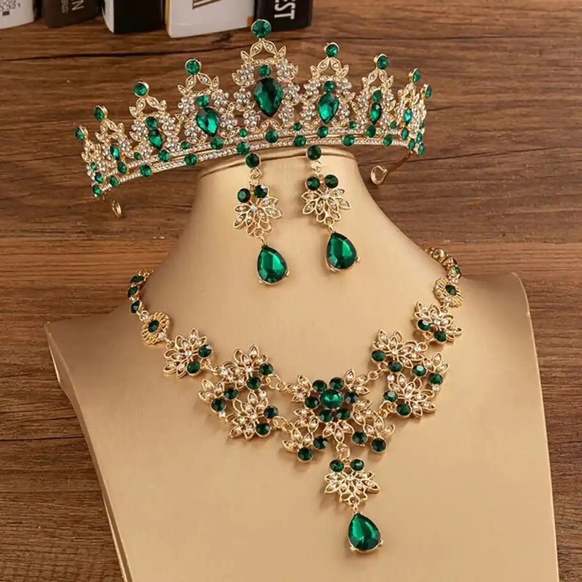 تاج آبی عروس چه معنی داردمدل جدید تاج سبز عروستاج قرمز عروس مناسب چه تمیعکس تاج آبی عروس جدیدتاج سبز عروس با گوشواره ستایده ست تاج و گوشواره