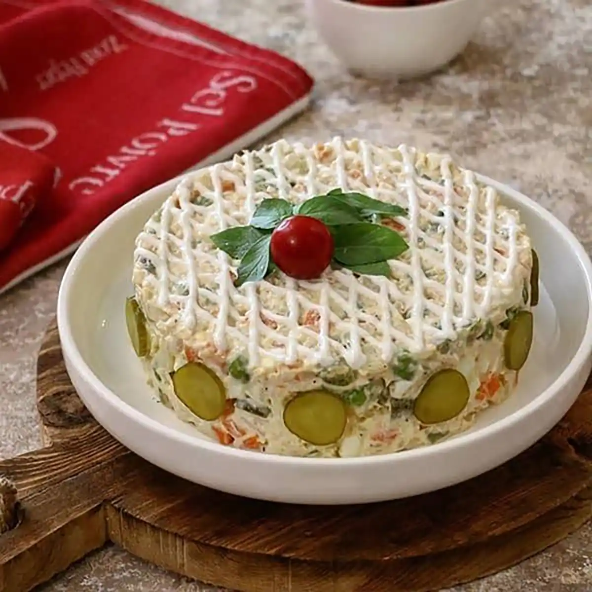 تزیین سالاد الویه با گوجه و خیارشور
تزیین سالاد الویه با نان تست
تزیین سالاد الویه تک نفره
تزیین سالاد الویه با گوجه گیلاسی
تزیین سالاد کاهو
تزیین الویه با خیارشور