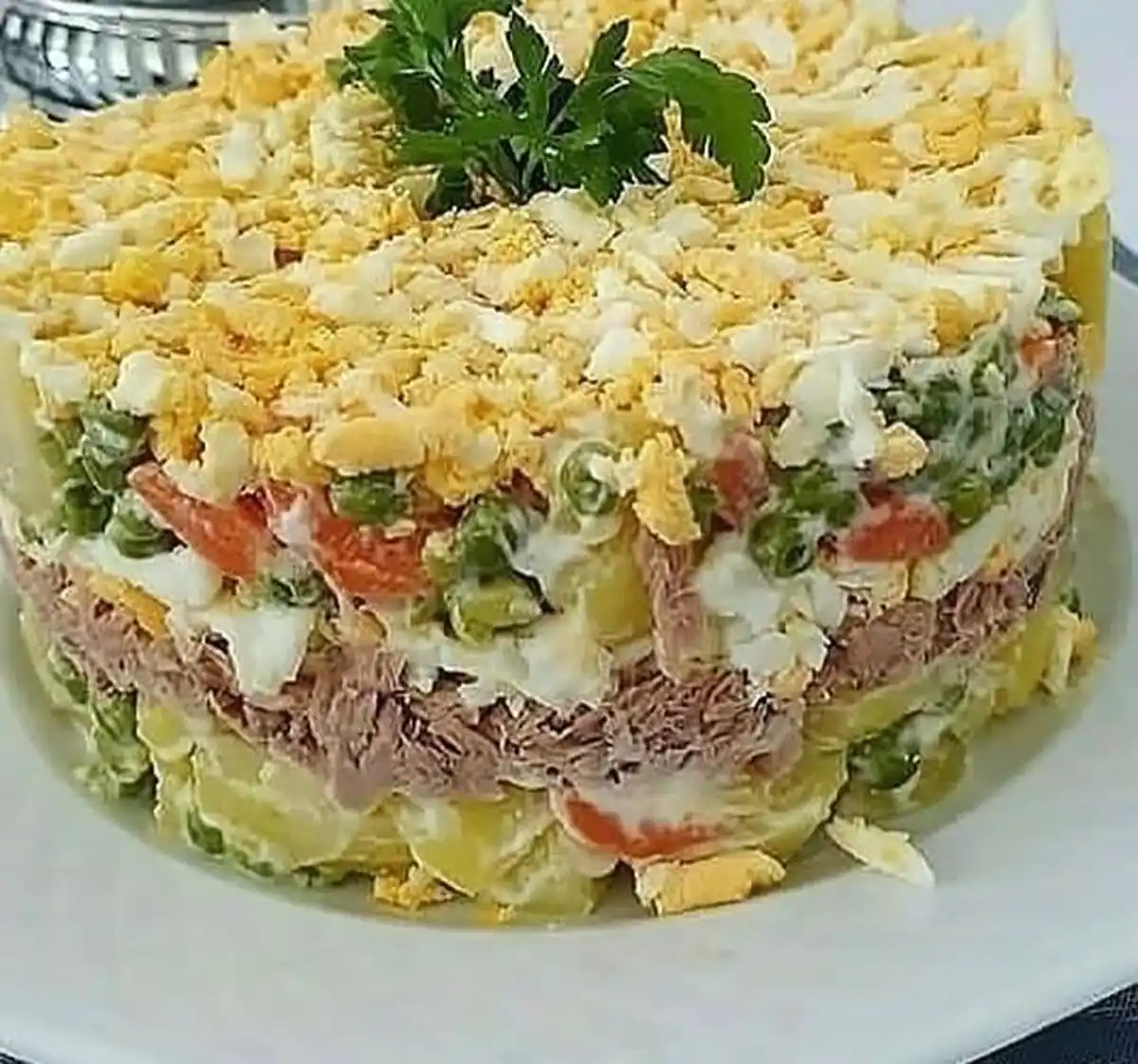 تزیین سالاد الویه با گوجه و خیارشور
تزیین سالاد الویه با نان تست
تزیین سالاد الویه تک نفره
تزیین سالاد الویه با گوجه گیلاسی
تزیین سالاد کاهو
تزیین الویه با خیارشور
