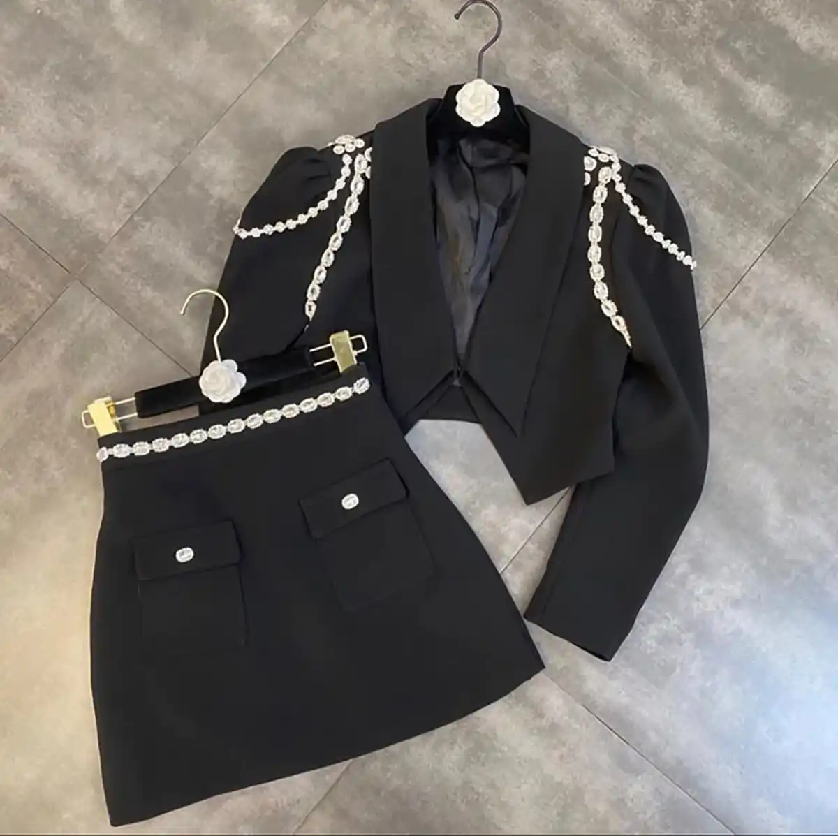کراپ کت مشکی مجلسی
کراپ کت مشکی با دامن
کراپ کت مشکی با شلوار
کراپ کت مشکی دخترانه
کراپ مشکی
کراپ کت و دامن