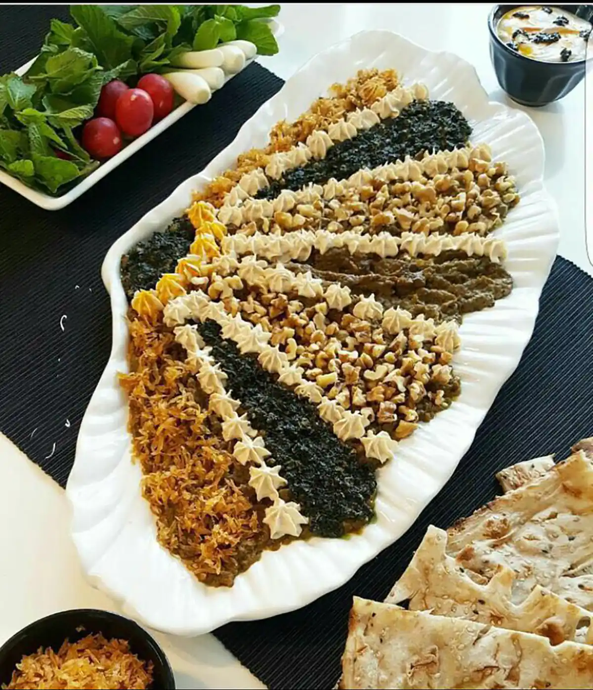 تزیین کشک و بادمجان در ظرف گرد
تزیین کشک و بادمجان تک نفره
تزیین کشک بادمجان در ظرف مستطیل
تزیین کشک بادمجان با قیف
تزیین کشک و بادمجان ساده