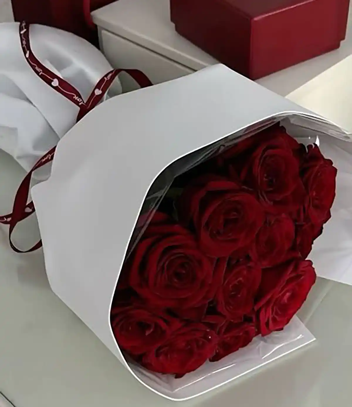 تزیین دسته گل ساده و شیک
آموزش کاغذ پیچی گل
آموزش پیچیدن دسته گل با کاغذ کادو
آموزش کاغذ پیچی دسته گل گرد کوچک
تزیین دسته گل در خانه
آموزش کاغذ پیچی دسته گل روبانی