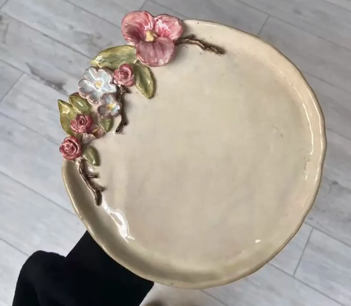 ظرف دکوری سرامیکی گلبرجسته