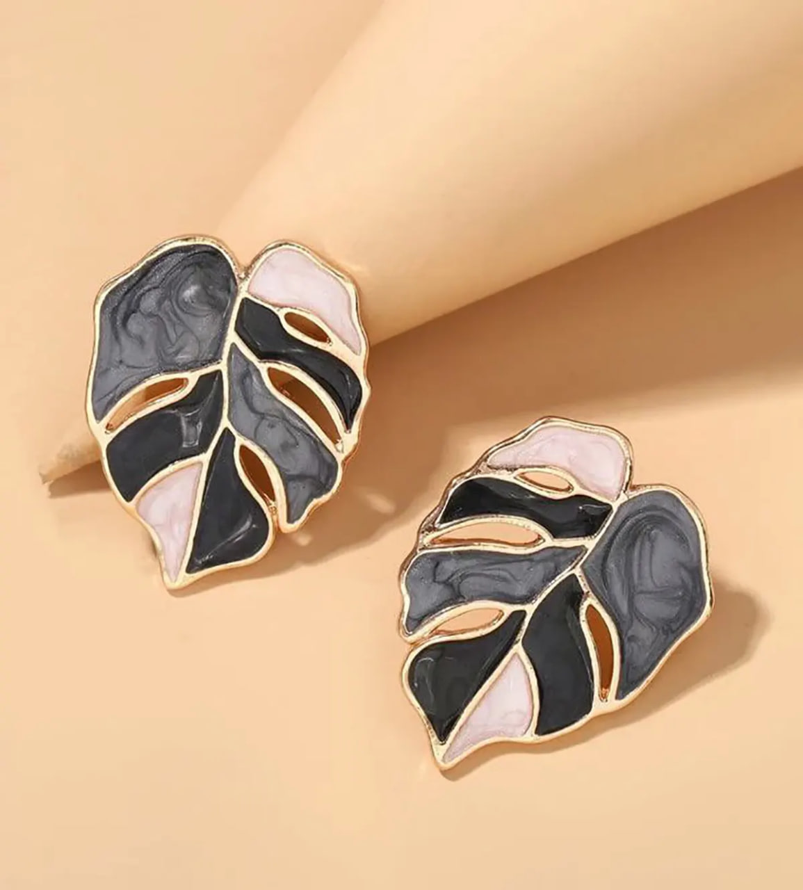 گوشواره آویز طلا
گوشواره حلقه ای آویزدار
گوشواره فانتزی
گوشواره میخی
گوشواره طلا ظریف
لیست قیمت گوشواره طلا