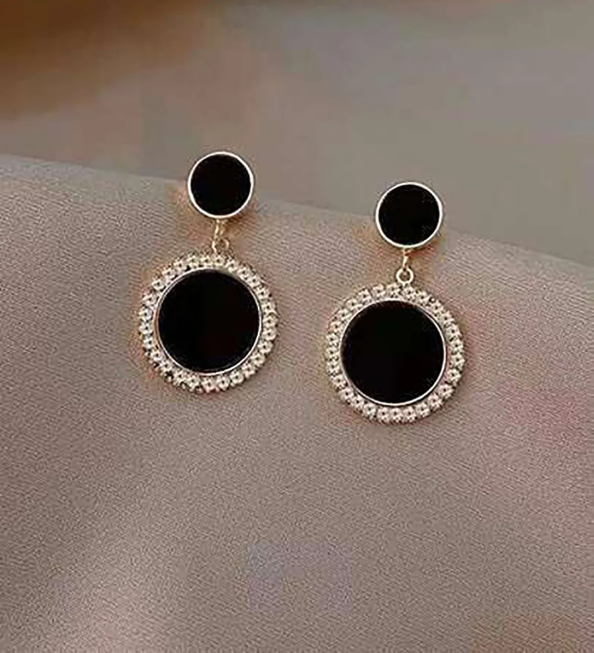 گوشواره آویز طلا
گوشواره حلقه ای آویزدار
گوشواره فانتزی
گوشواره میخی
گوشواره طلا ظریف
لیست قیمت گوشواره طلا