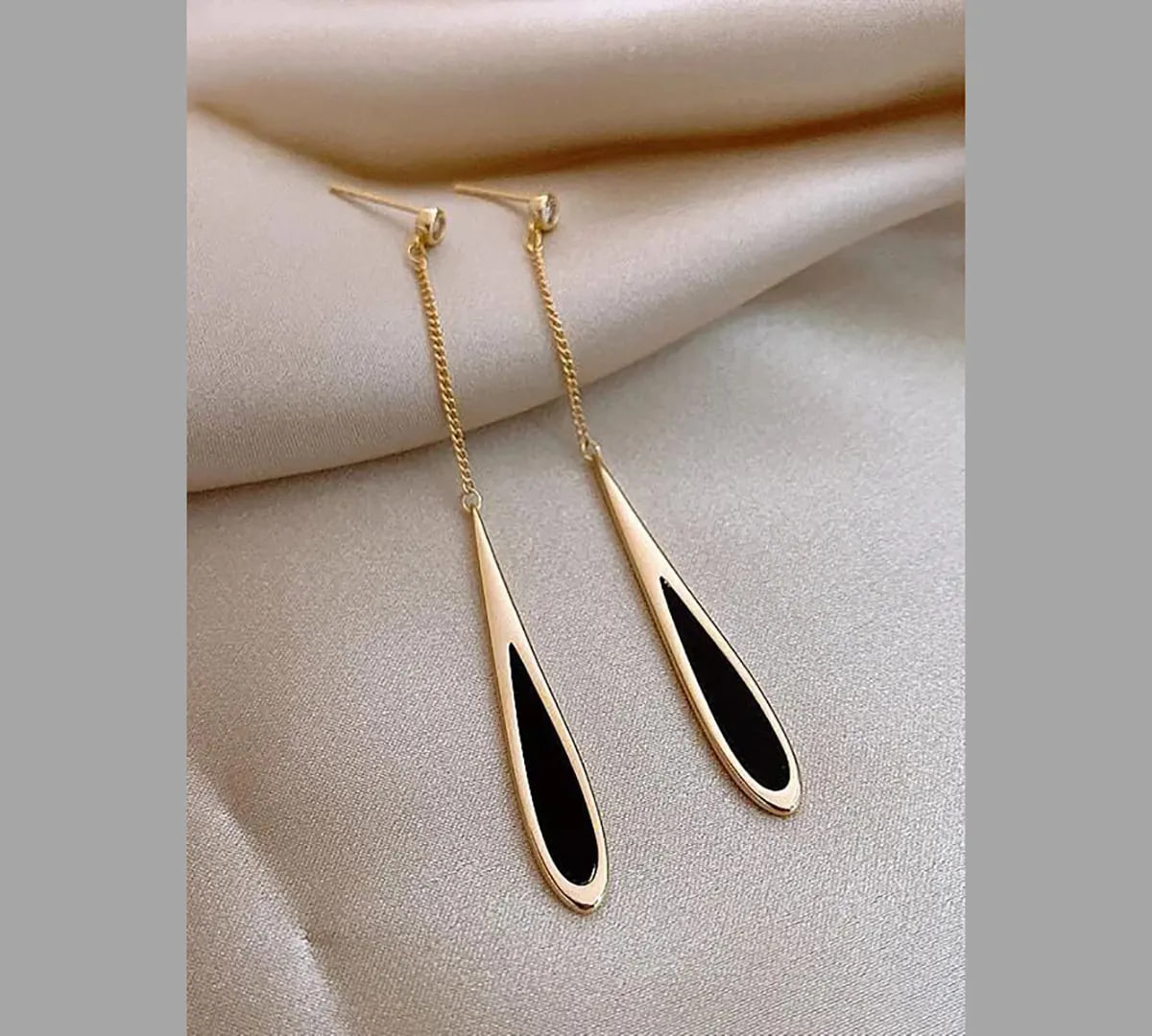 گوشواره آویز طلا
گوشواره حلقه ای آویزدار
گوشواره فانتزی
گوشواره میخی
گوشواره طلا ظریف
لیست قیمت گوشواره طلا
