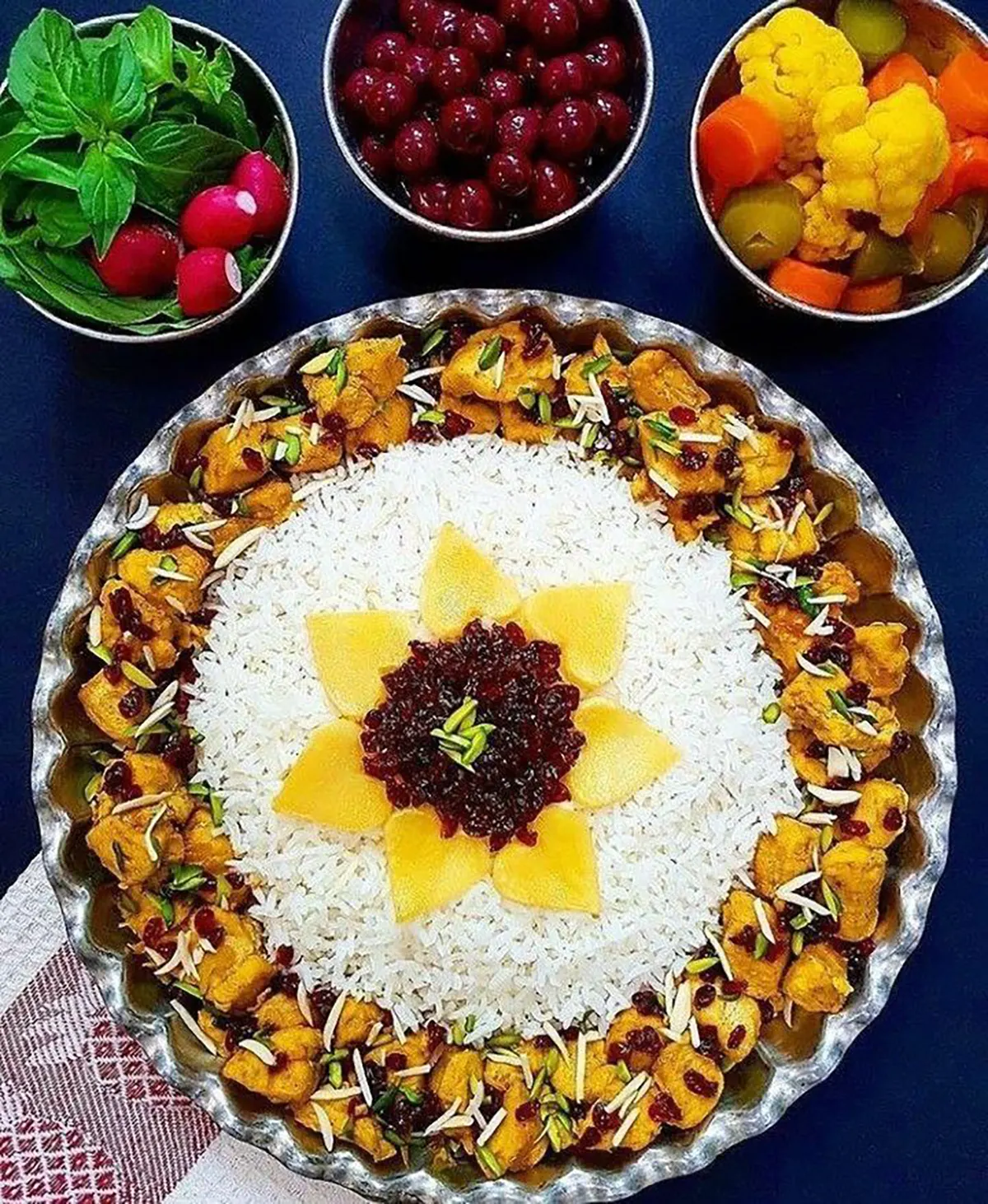 تزیین مرغ مجلسی
تزیین برنج ساده و زیبا
تزیین برنج عروس
تزیین برنج در دیس بیضی
تزیین برنج بدون قالب
تزیین برنج با زرشک و زعفران ساده