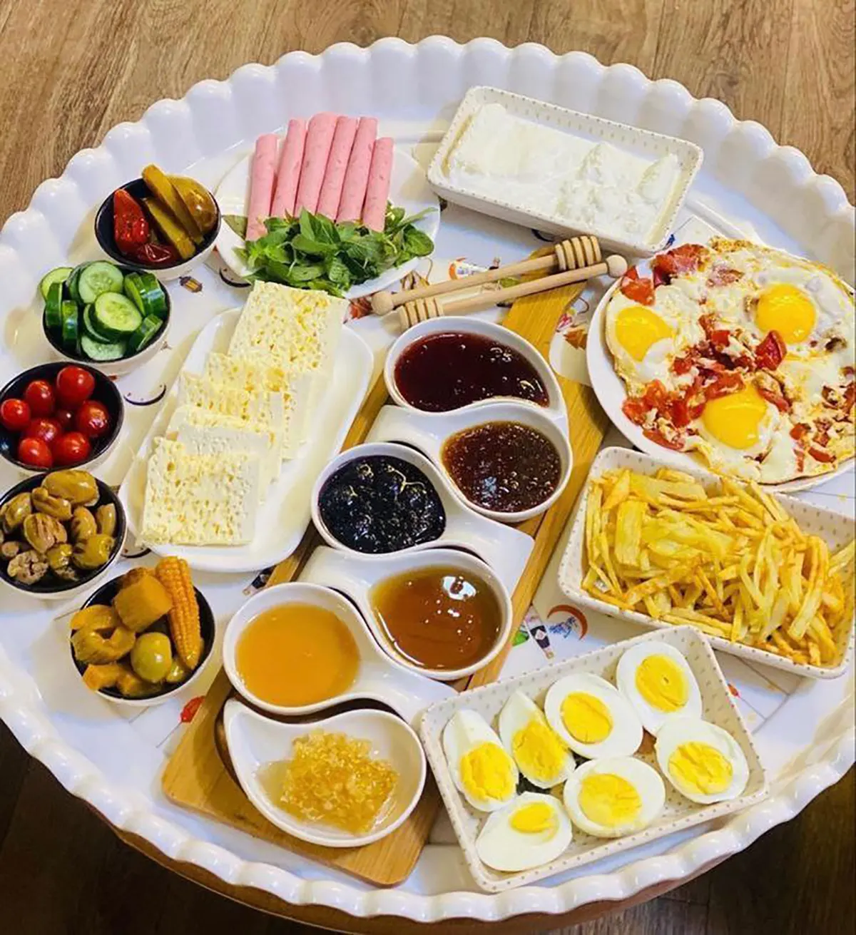 چیدمان میز صبحانه هتل
