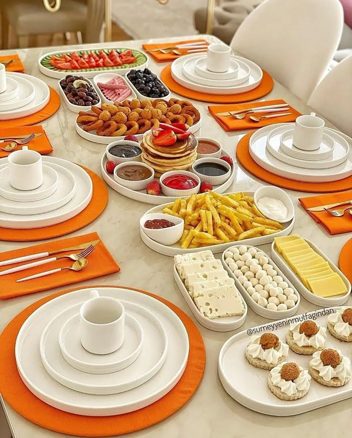 میز صبحانه مهمانی
