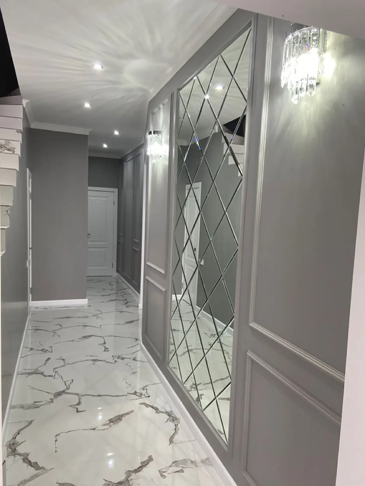 آینه کاری مدرن روی دیوار
