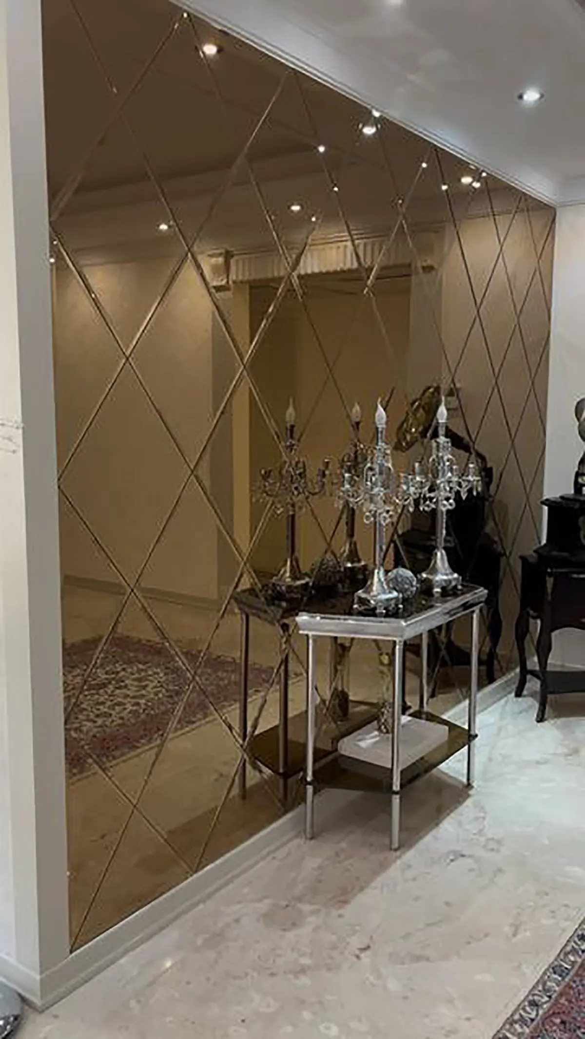 آینه کاری مدرن روی دیوار
