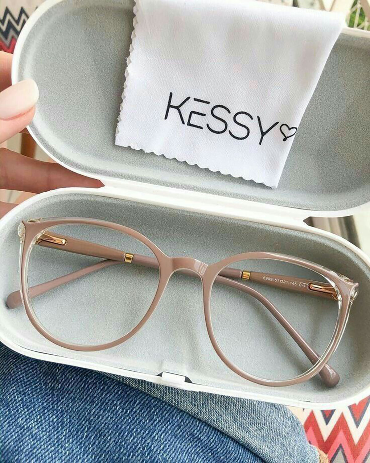 عینک طبی دخترانه شیک برای صورت گرد