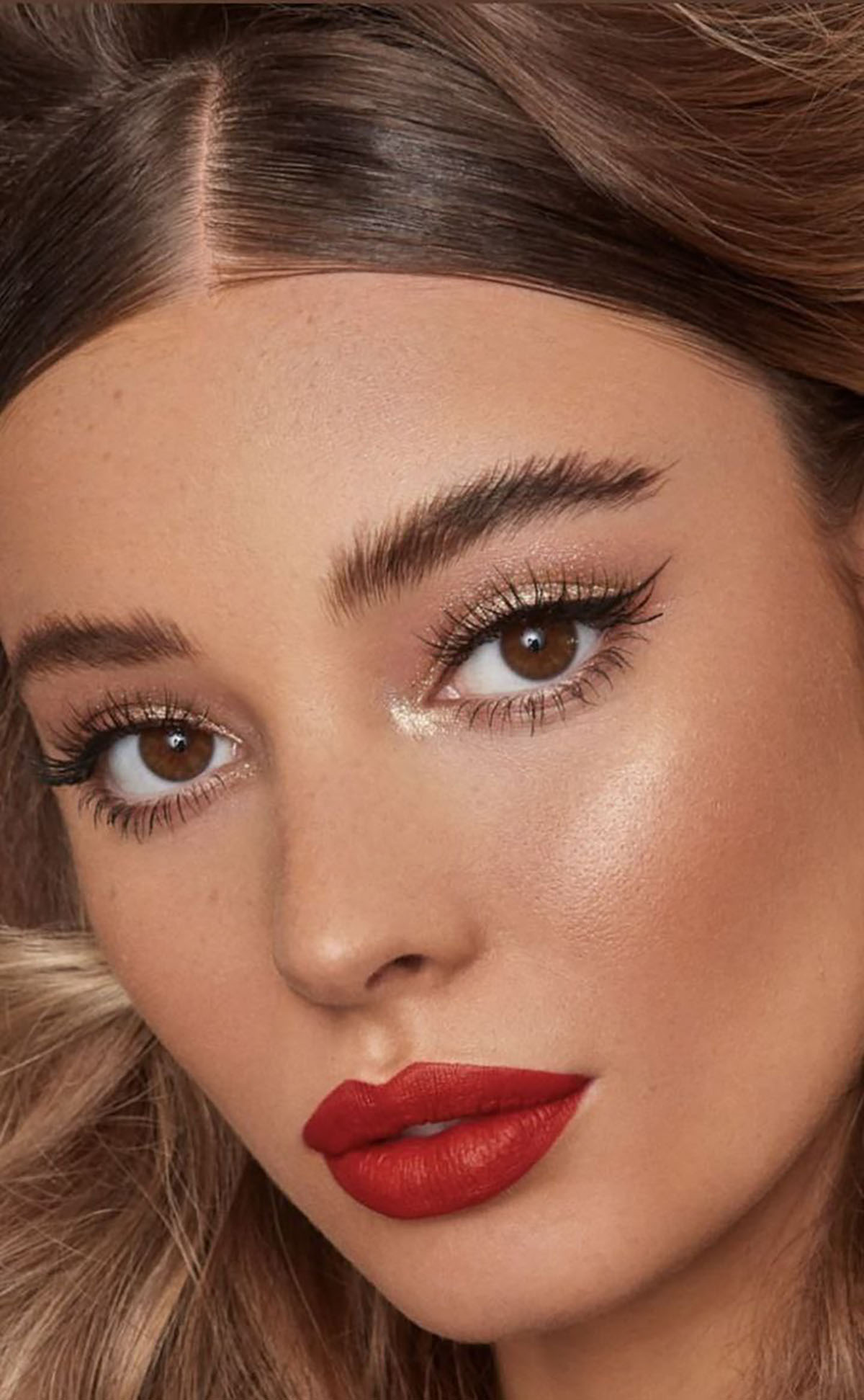 میکاپ عروس با رژ قرمز