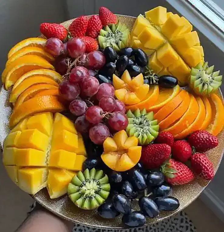 میوهآرایی رنگارنگ برای تزیین کیک خانگی