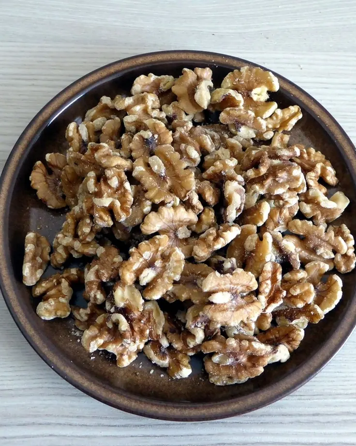 مغز گردوی تازه در کاسه؛ خواص گردو برای بدن