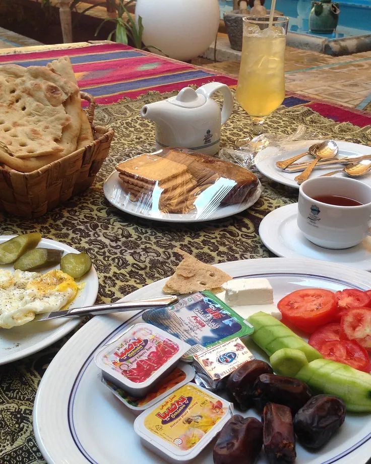 صبحانه ایرانی با نان و پنیر و خرمایا و چای