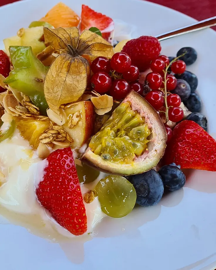 بشقاب ماست و میوه تازه برای صبحانه سریع
