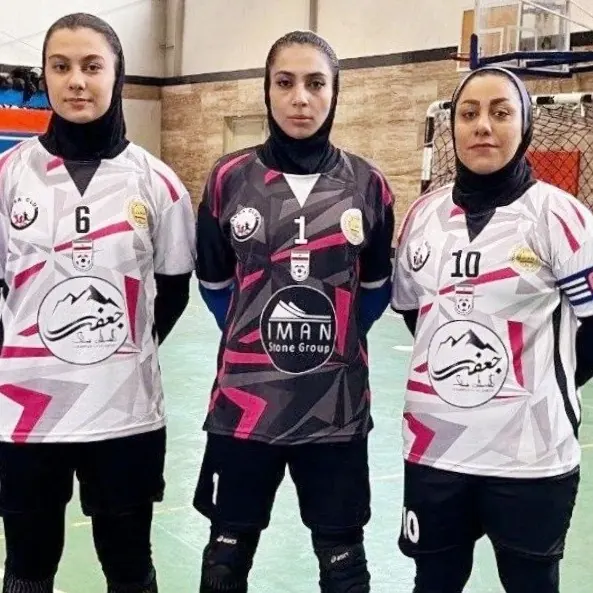 لباس ورزشی پوشیده زنانه با هودی زیر پیراهن