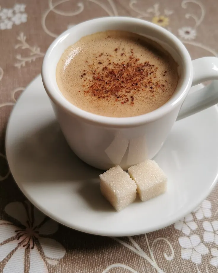 فنجان قهوه با پودر دارچین و قند