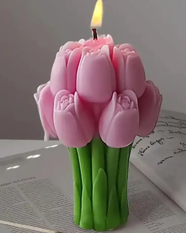 شمع دکوری دسته‌گل لاله صورتی