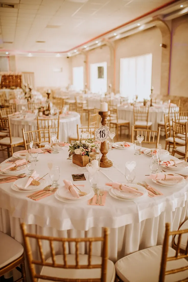 تاج گل رومیزی کوچک روی میز گرد پذیرایی