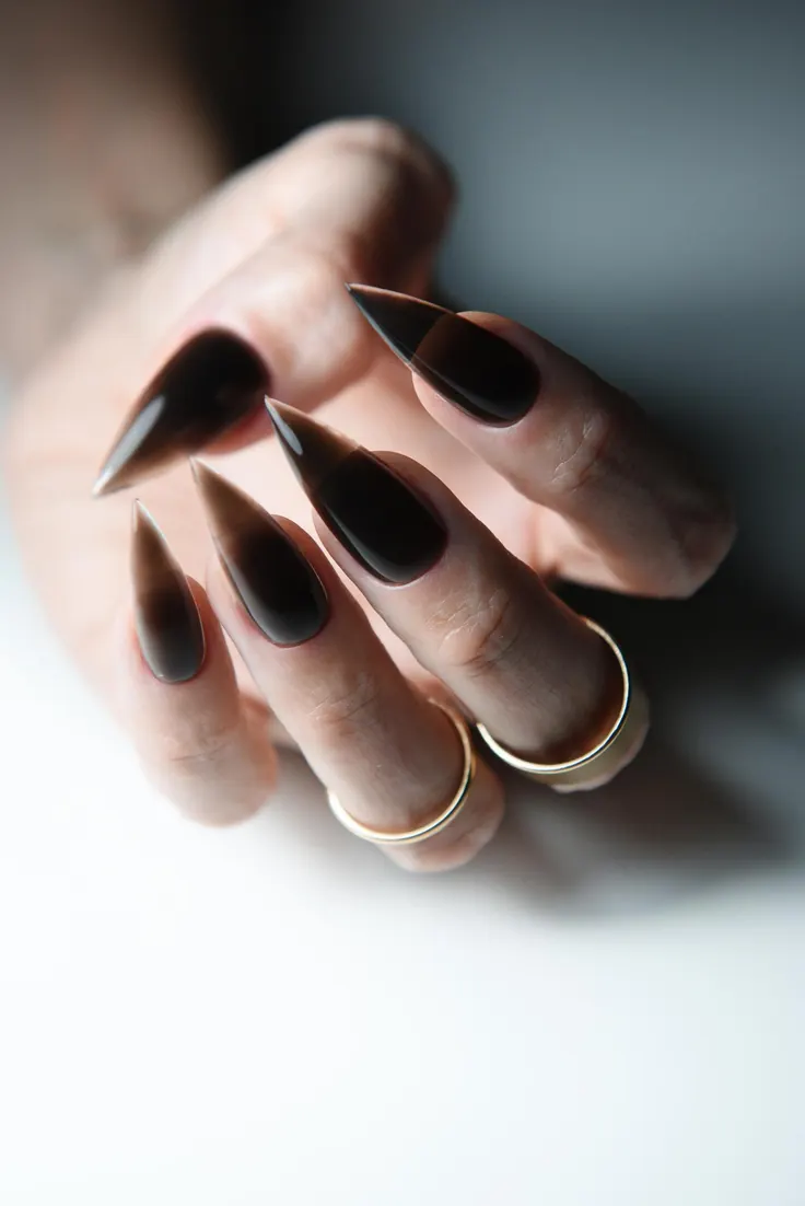 ناخن دودی با روکش براق شیشه‌ای