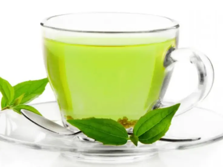 فنجان چای سبز شفاف با برگ نعناع