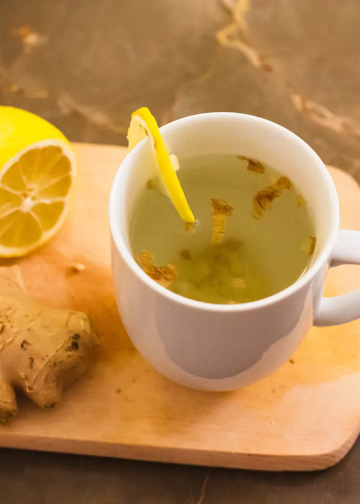 چای زنجبیل با لیمو و تکههای زنجبیل تازه