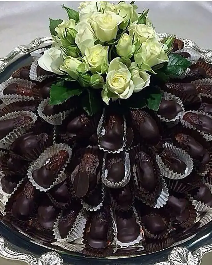 خرمای شکلاتی با گل رز؛ دسر سالم جایگزین شیرینی صنعتی