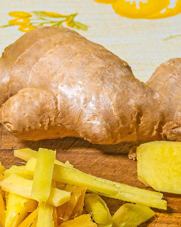 ریشه زنجبیل تازه روی تخته آشپزخانه