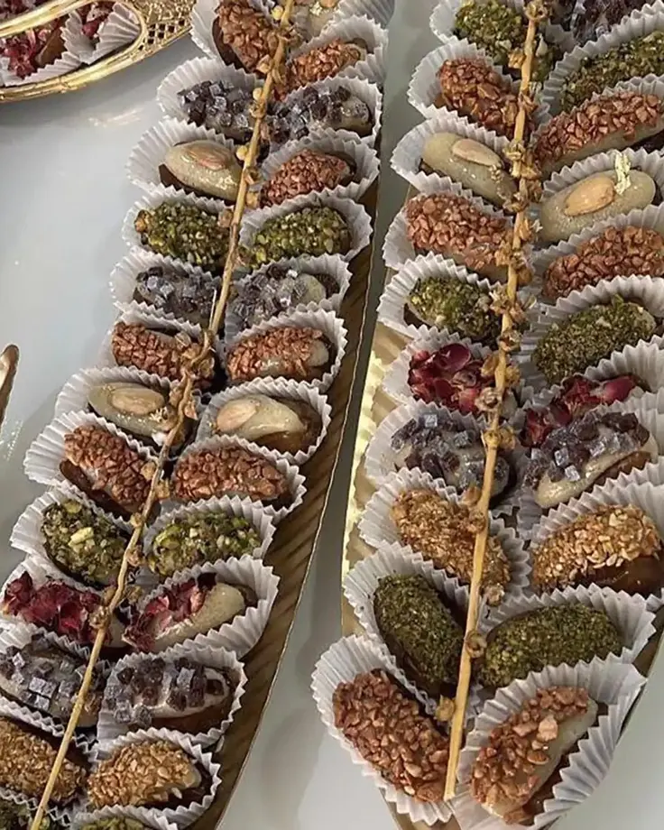 خرمای پذیرایی مغزپسته‌ای در کپسول‌های کاغذی