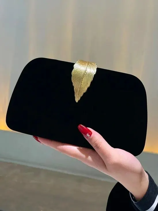 کیف مجلسی مشکی مخمل با قفل برگ طلایی