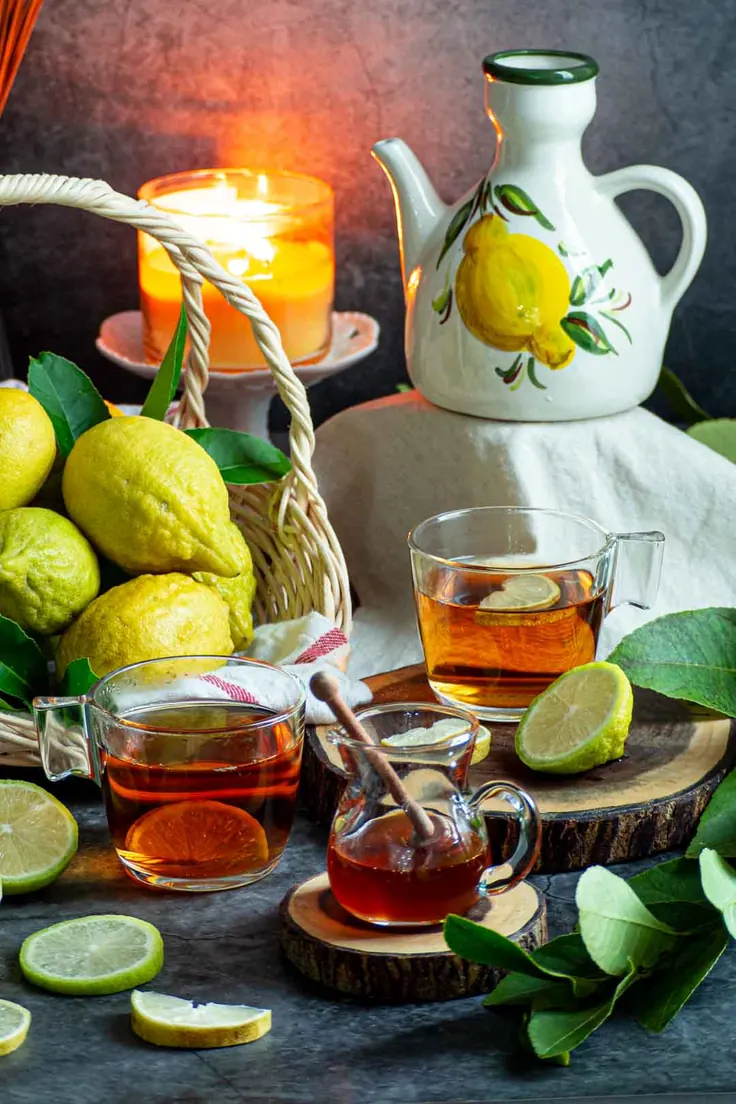 لیموی تازه در سبد برای تهیه نوشیدنی لیمو و عسل