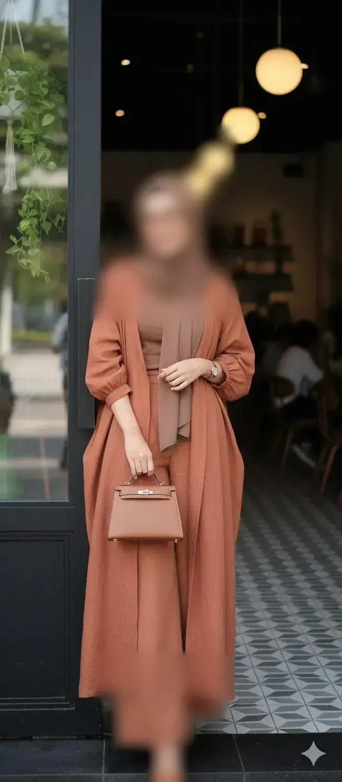 مانتوی مجلسی آجری ستشده با شلوار پارچهای همرنگ