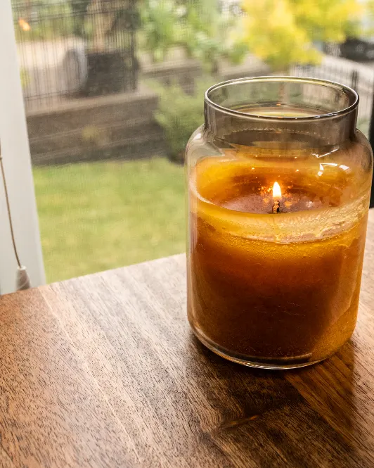شمع معطر روی میز چوبی مهمونی