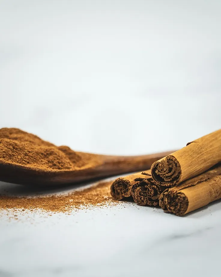 پودر دارچین در قاشق چوبی