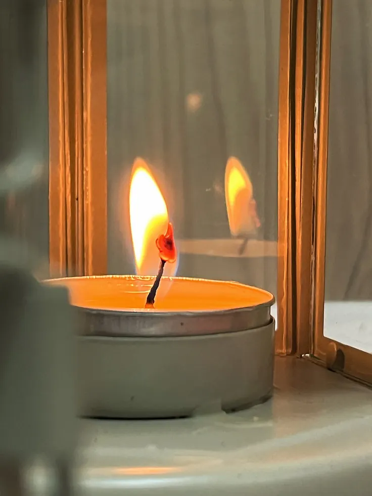 شعله شمع معطر داخل فانوس شیشهای