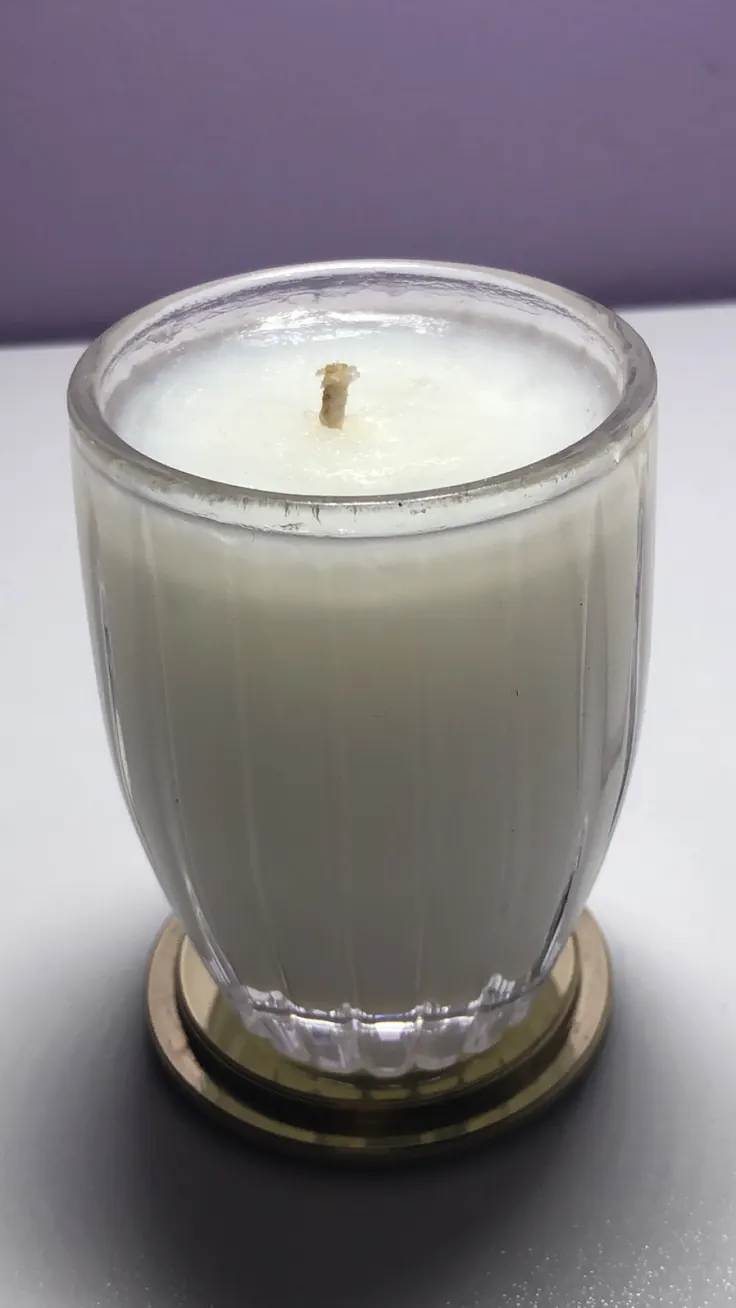 شمع معطر کوچک با پایه طلایی برای میز پاتختی
