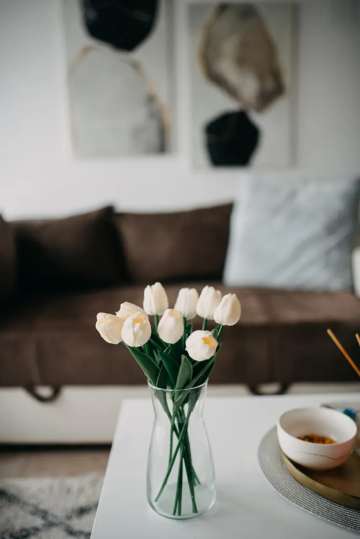لاله سفید در گلدان شیشه‌ای
