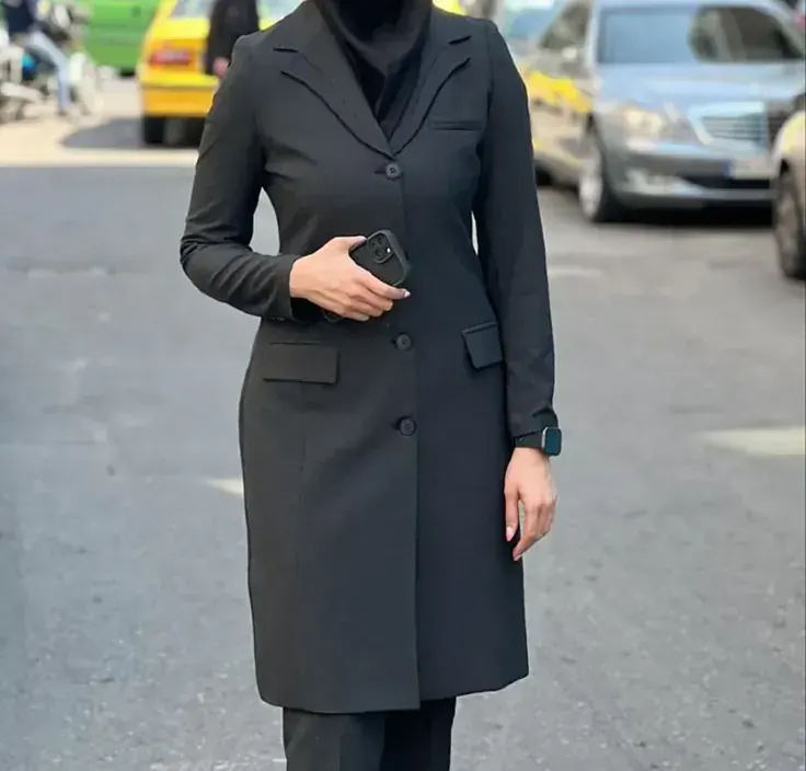 مانتو پارچه‌ای مشکی بلند برای استایل زمستانی