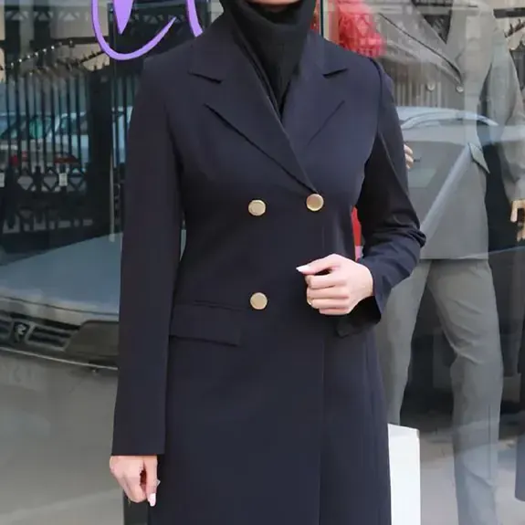 کت جلوبسته سرمهای روی یقهاسکی مشکی، انتخاب اول برای قرار کافه
